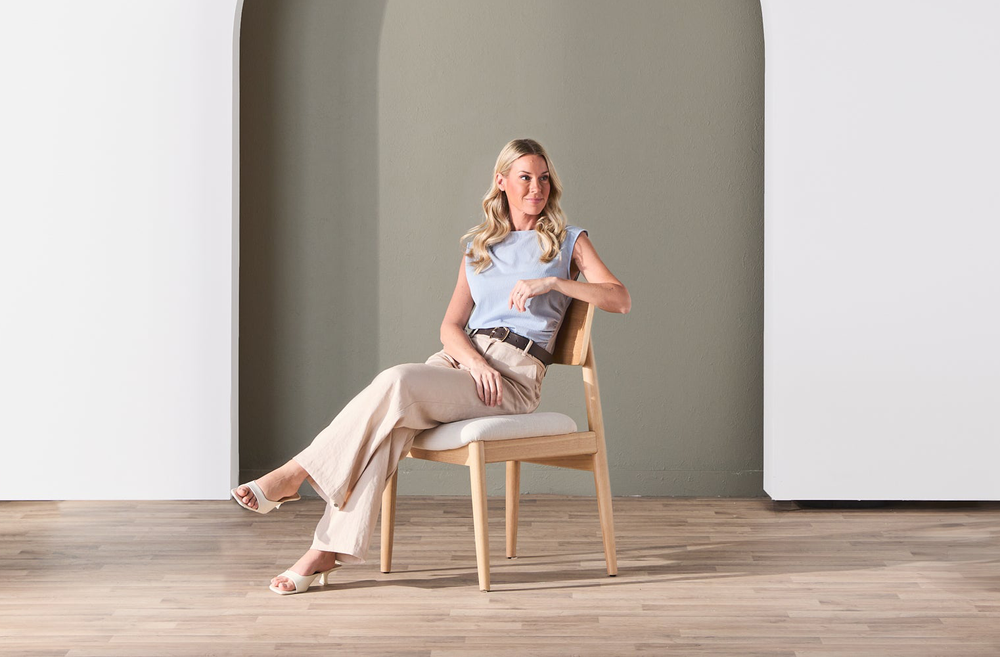 Transformer-round-scandinavian-chair-oak-the-chair-lifestyle-model_e60bfa2a-e252-4a0c-b3a5-d704c3d31e50