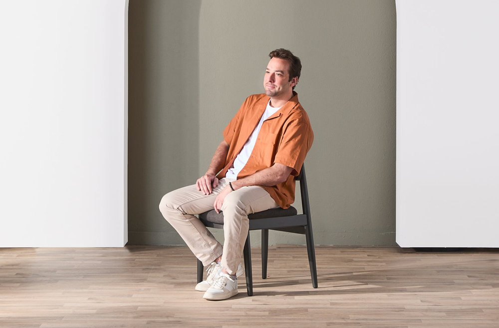 Transformer-round-scandinavian-oak-the-chair-lifestyle-model_e60bfa2a-e252-4a0c-b3a5-d704c3d31e50